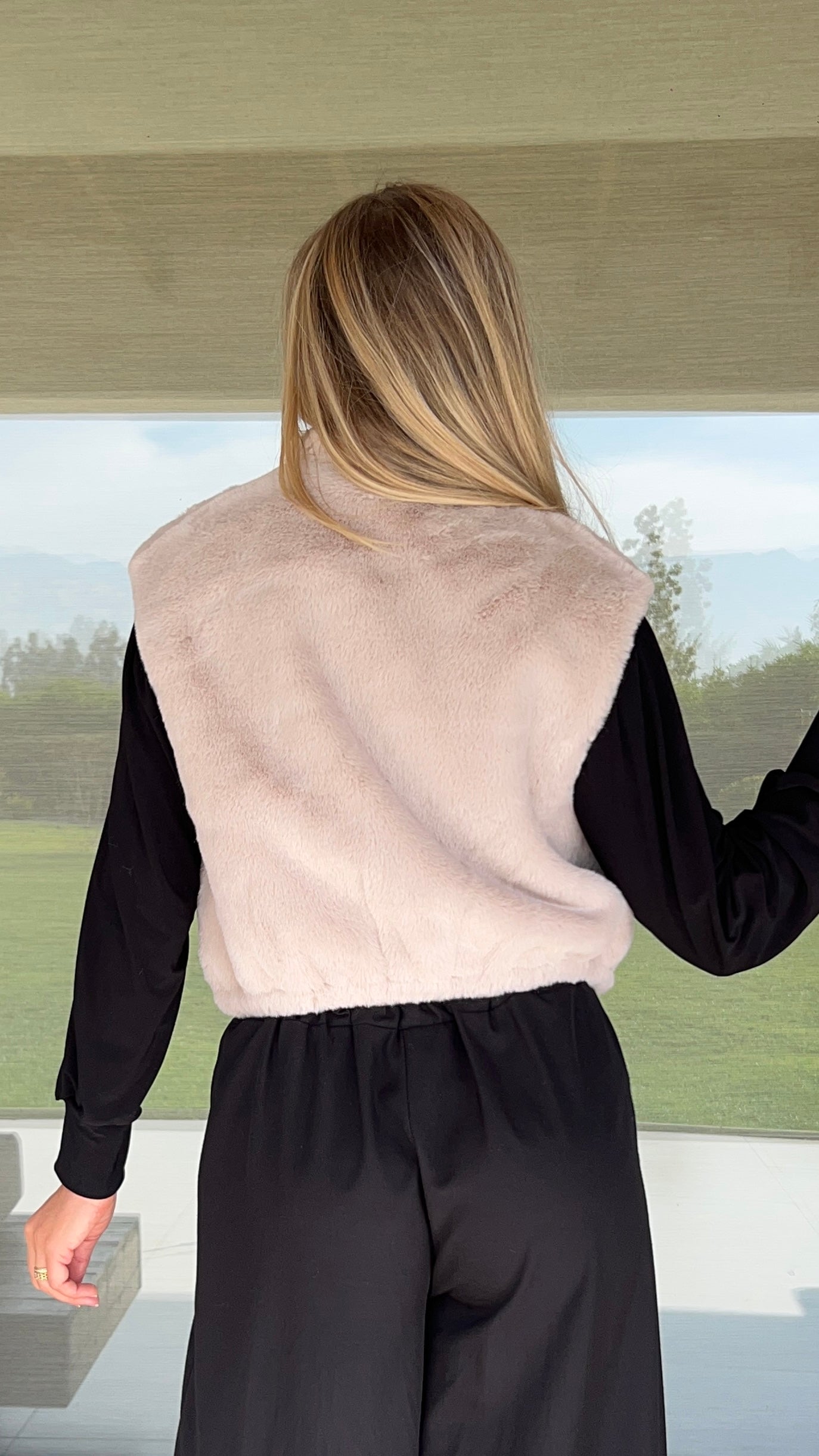 Chaleco peludo corto beige sin mangas cuello alto| Abrigo sin manga nude| Amoramar.cl