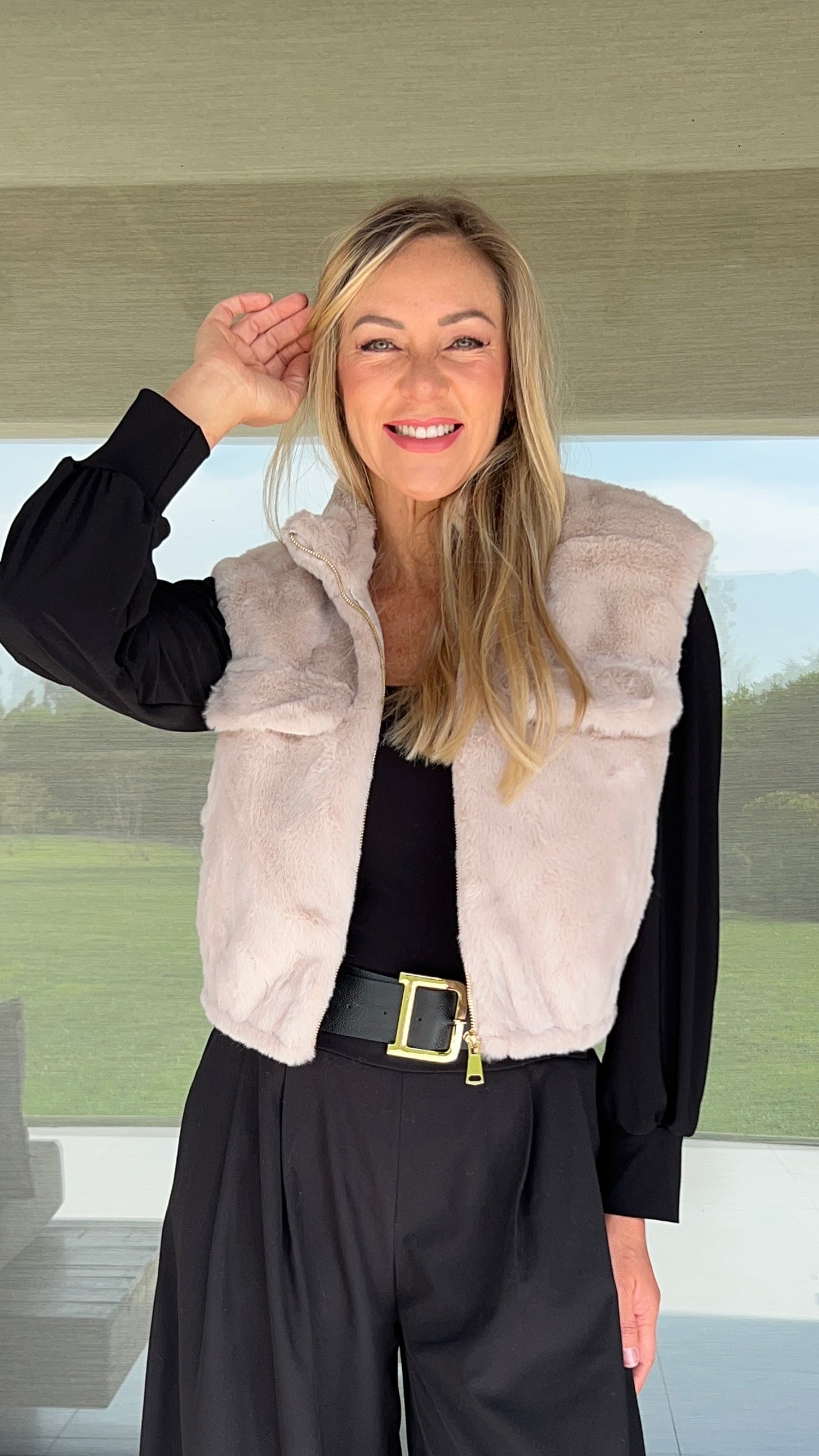 Chaleco peludo corto beige sin mangas cuello alto| Abrigo sin manga nude| Amoramar.cl