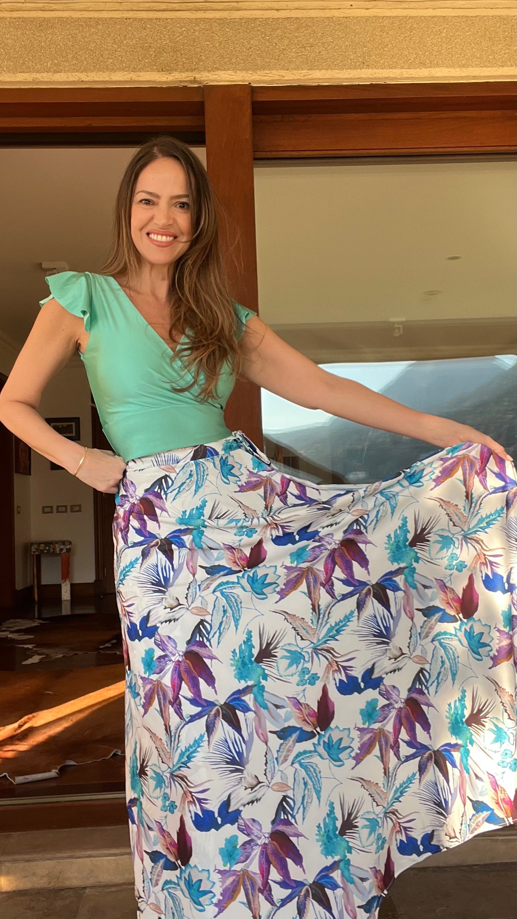 Falda Envolvente Piel de Seda Blanca Flores Moradas/Azules