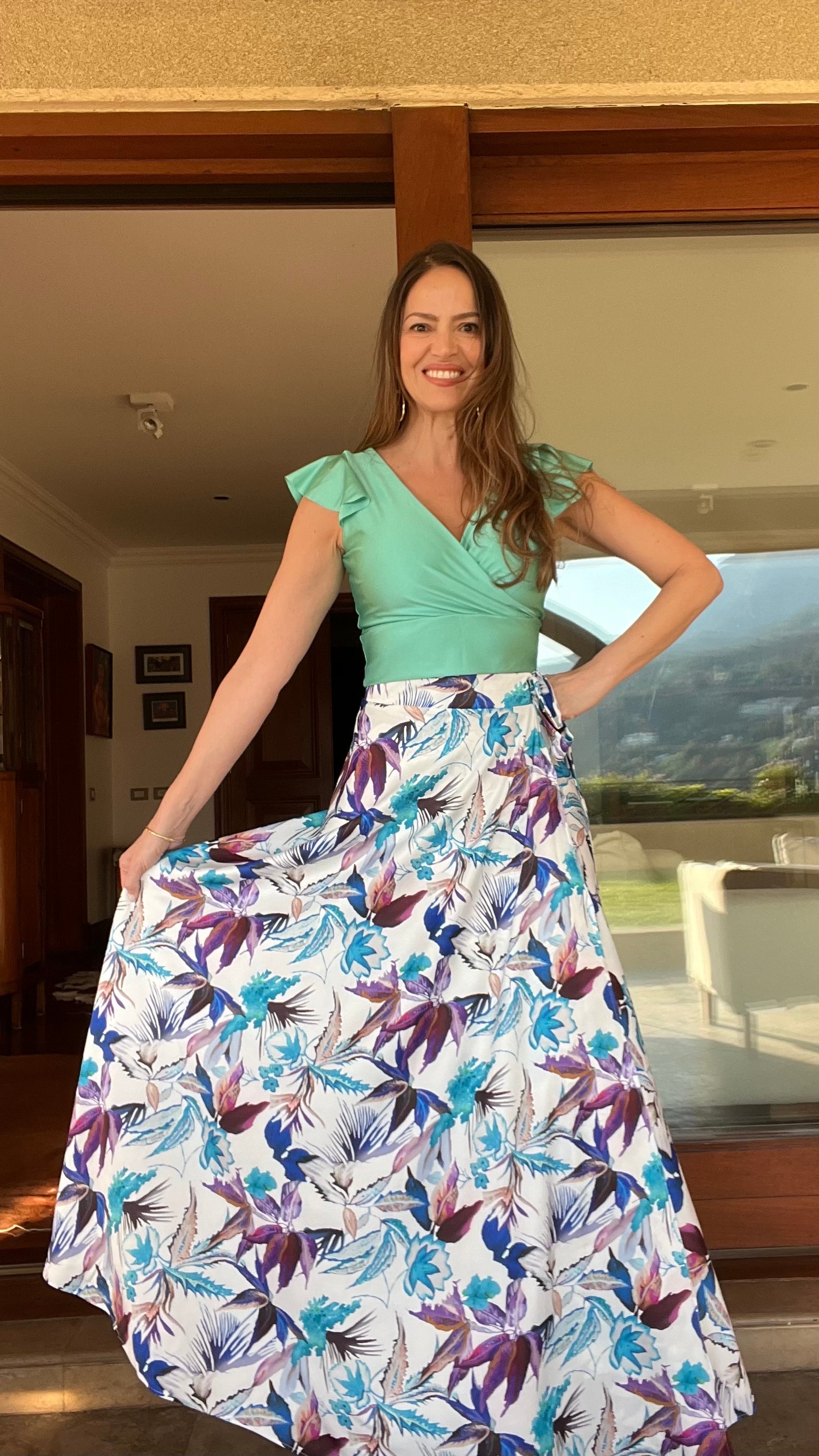 Falda Envolvente Piel de Seda Blanca Flores Moradas/Azules