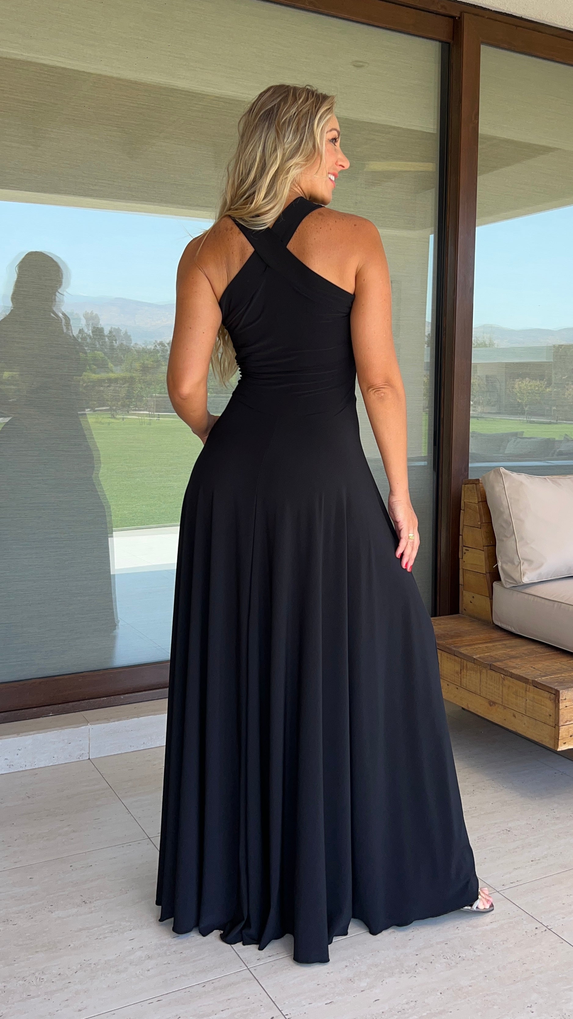 Vestido Naomi negro| vestido cuello halter cruzado mujer negro| Amoramar.cl 2