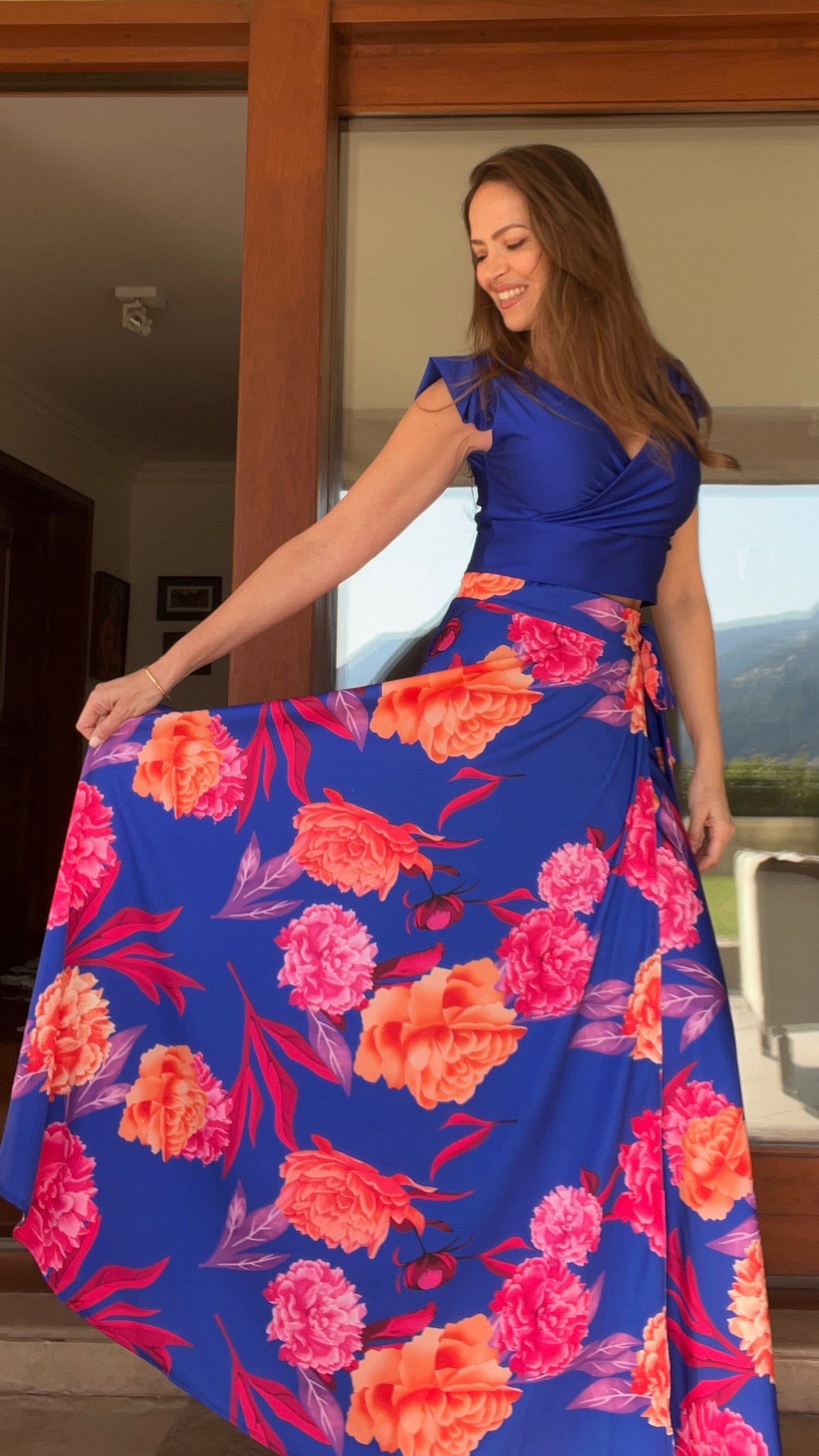 Falda Piel de Seda Azul Eléctrico con Moradas, Narajo y Fucsia Flores | Amoramar.cl 2