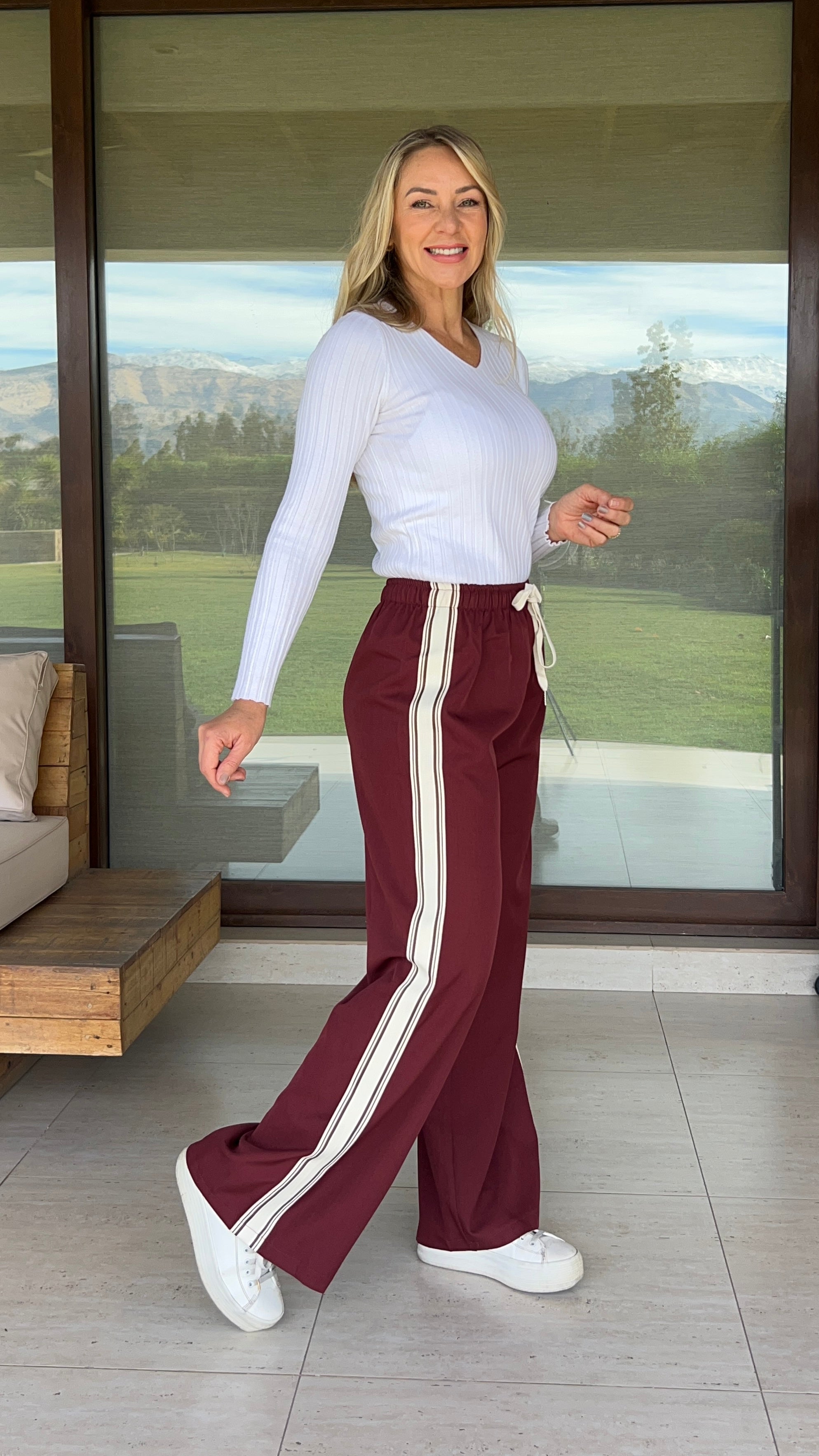 Pantalón urbano burdeos tipo buzo con franjas | Amoramar.cl