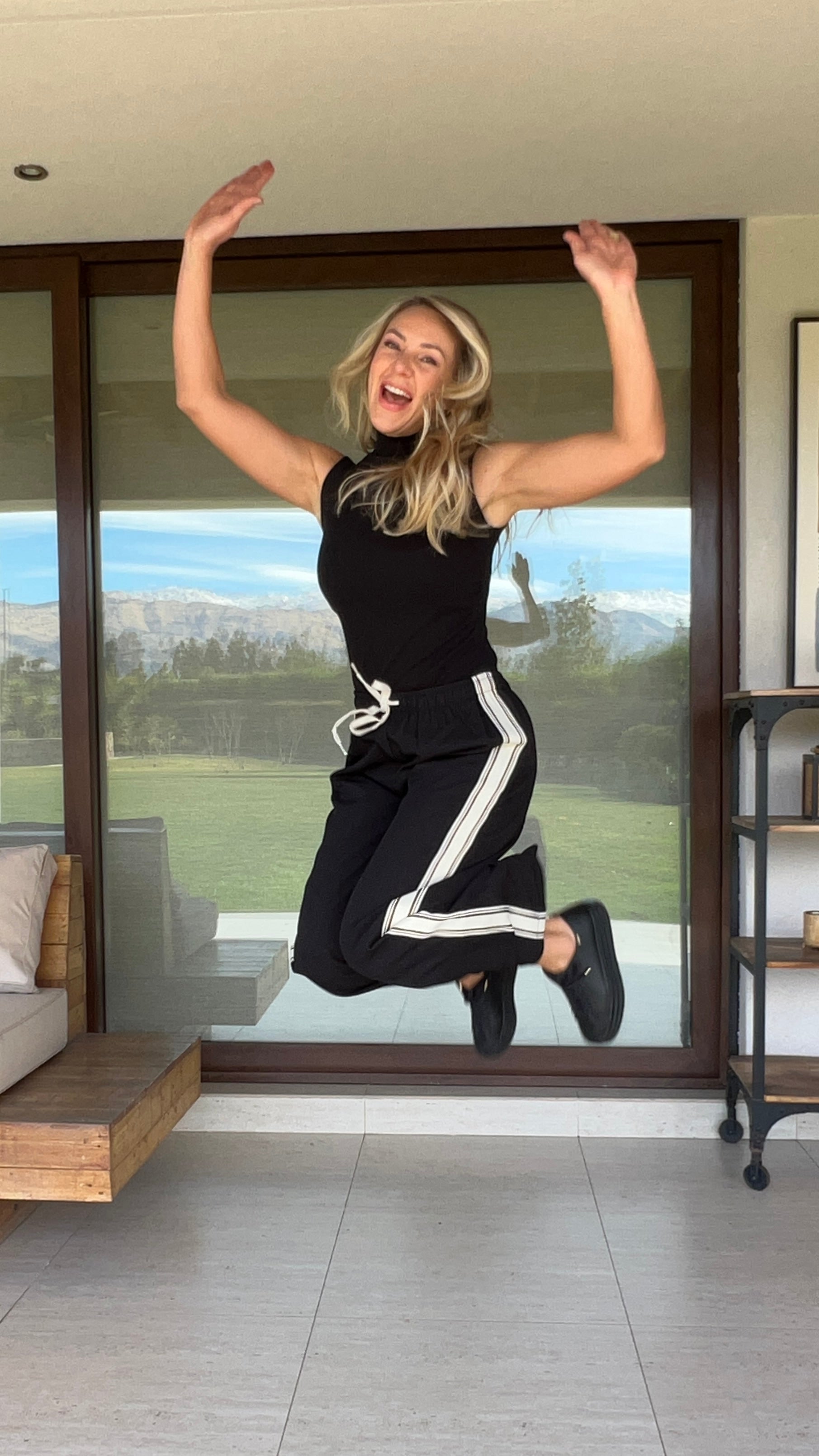 Pantalón urbano negro tipo buzo con franjas | Amoramar.cl