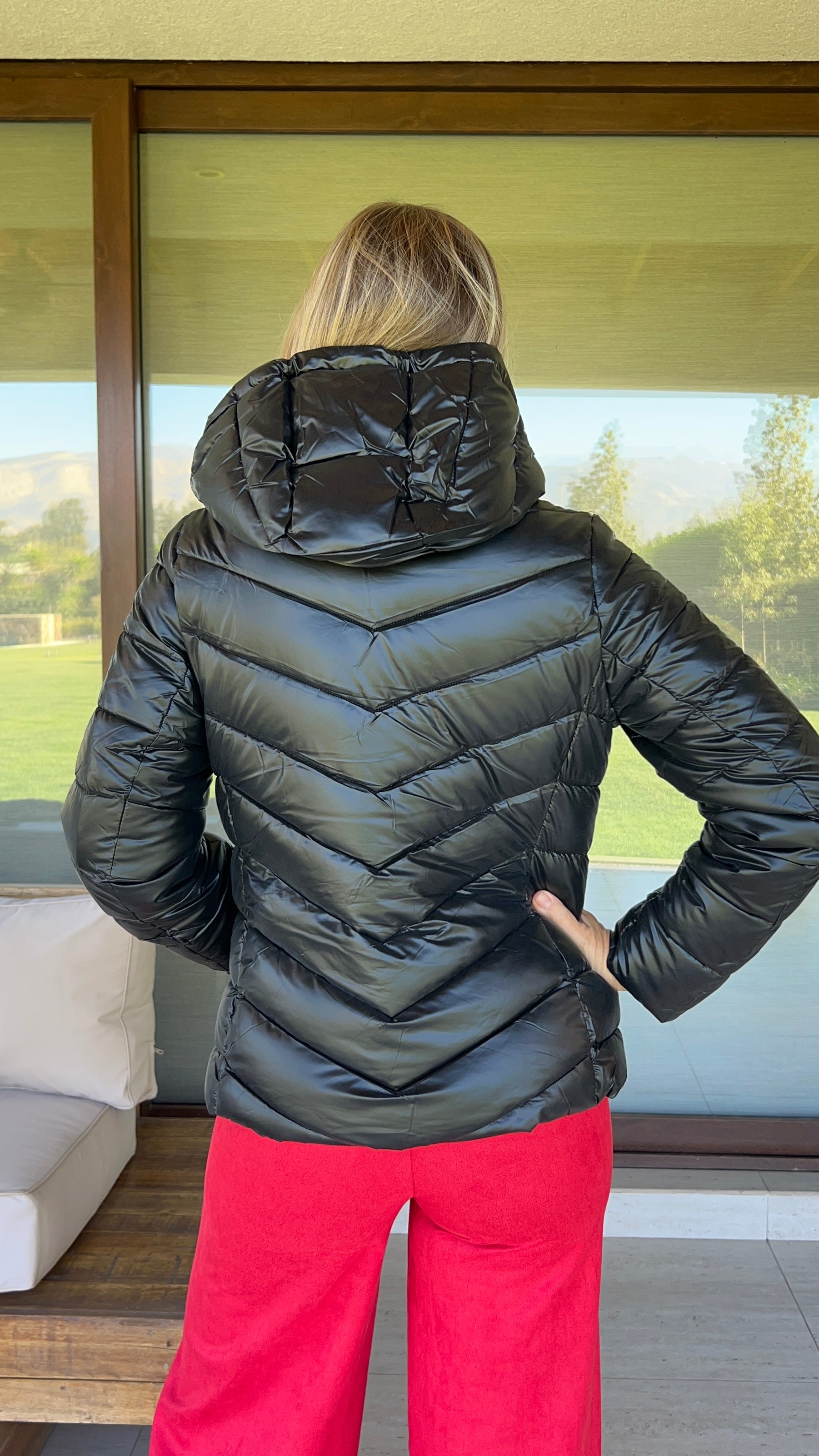 Parka Negra con capucha mujer. Amoramar.cl