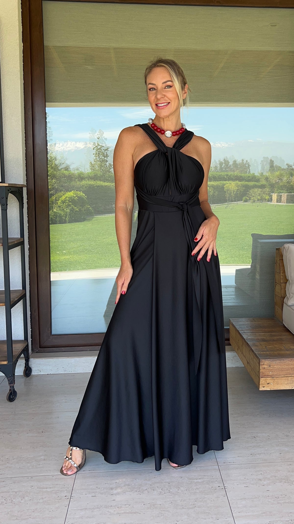 Vestido largo multiforma, fluido y de excelente caída. Su diseño permite transformar la parte superior y crear diferentes formas de llevarlo, adaptándolo a tu estilo. Faldón largo y amplio creando un movimiento elegante y favorecedor, con abertura frontal envolvente.
Úsalo de distintas maneras: escote profundo en V, corte halter, asimétrico y muchas formas más.