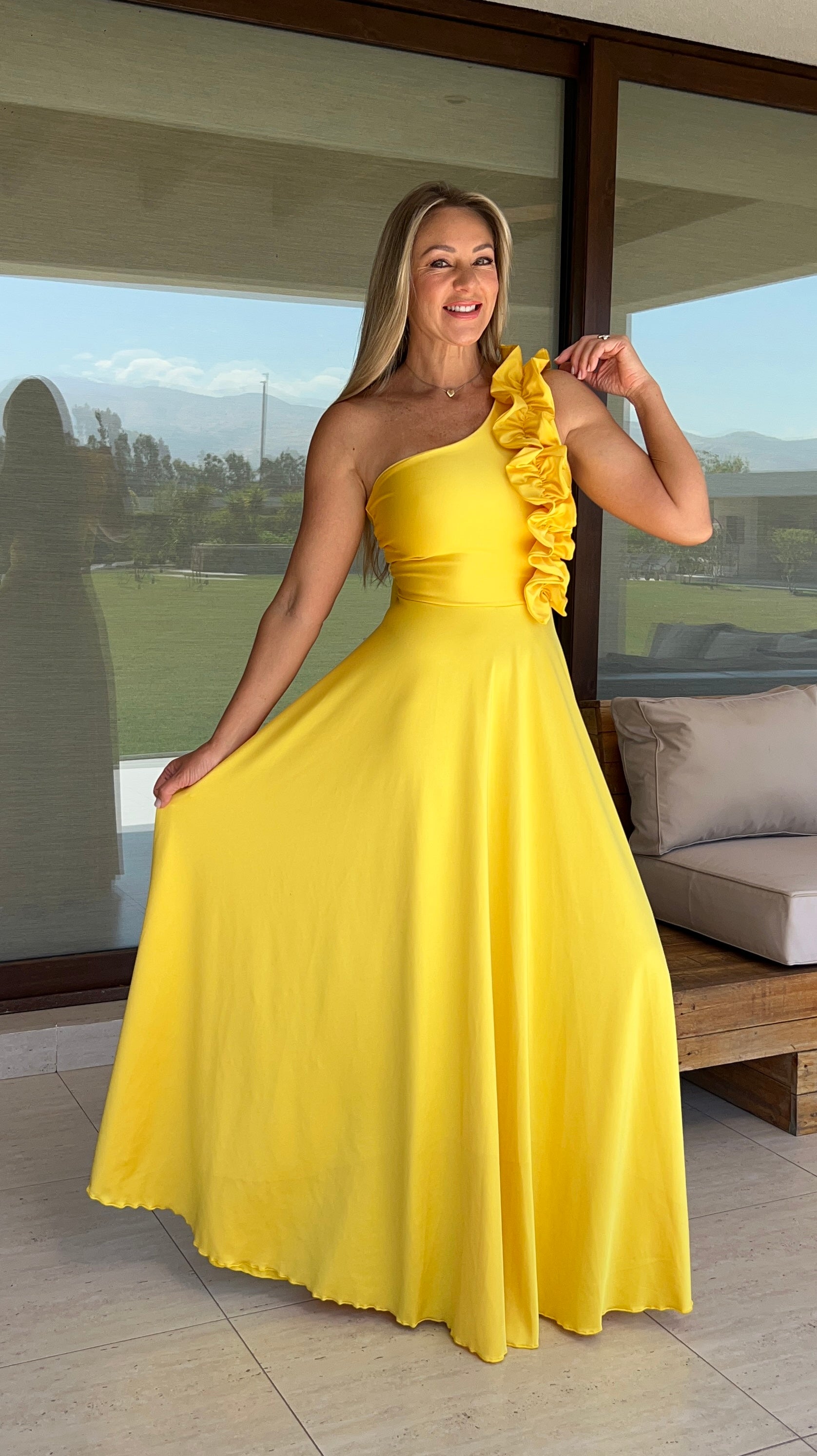 Vestido asimétrico amarillo largo fiesta ajuste en espalda|Amoramar.cl 